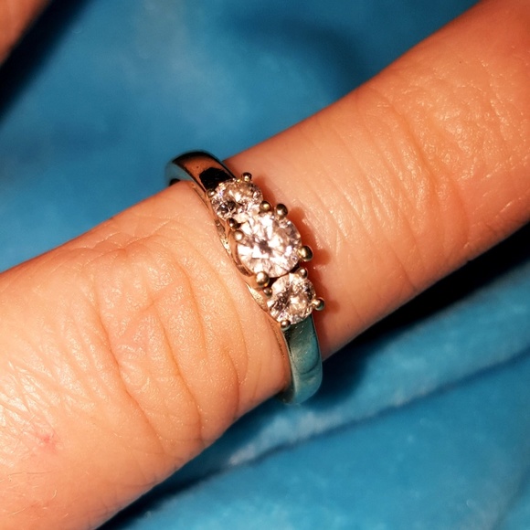 14k White Gold Diamond Ring - Picture 1 of 4